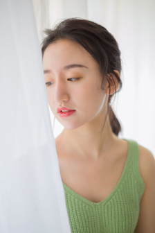 两个男人扒萝卜